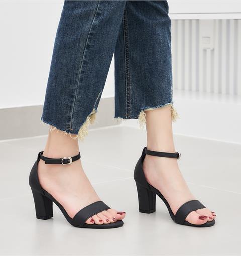 Sự xuất hiện của sandal cao gót sẽ giúp bộ Shbet999 com đăng nhập của chị em thêm phóng khoáng.