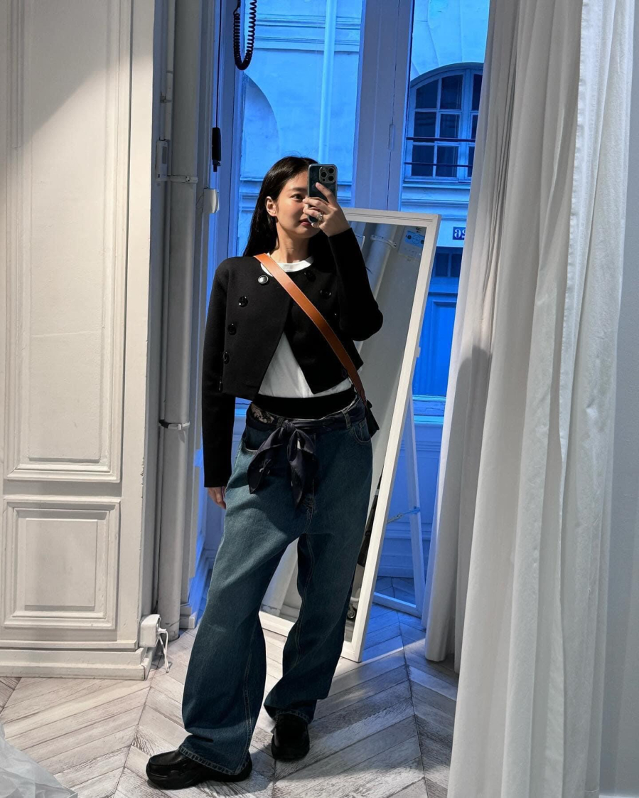 nàng IT-Girl tinh tế kết hợp với nhiều loại Shbet999 com đăng nhập, từ áo crop-top năng động đến áo tweed lịch lãm để thu hút người nhìn.