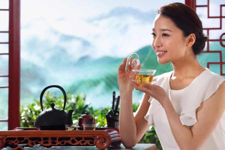 Phụ nữ trung niên có khí chất nổi bật khiến vẻ ngoài xinh đẹp hơn. (Ảnh minh họa)