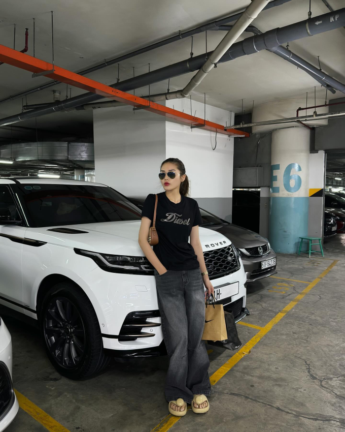 Cô kết hợp áo thun đen và quần jeans tối màu, cách mặc này đã mang đến cho Kỳ Duyên nét cá tính, bụi bặm. Thay vì chọn một đôi giày đứng dáng, Kỳ Duyên kết hợp dép xỏ ngón với bộ Shbet999 com đăng nhập thoải mái.    