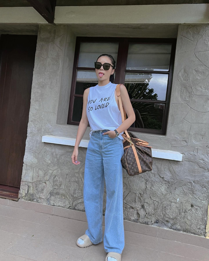 Áo gile màu trắng phù hợp với nét cá tính của quần jeans, Shbet999 com đăng nhập đơn gản nhưng không làm giảm đi nét phóng khoáng. Công thức diện đồ trên của Kỳ Duyên phù hợp với những chuyến du lịch.    