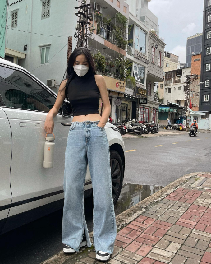 Chị em đừng nên bỏ qua công thức áo crop top và quần jeans xanh khi xây dựng phong cách mùa hè.     