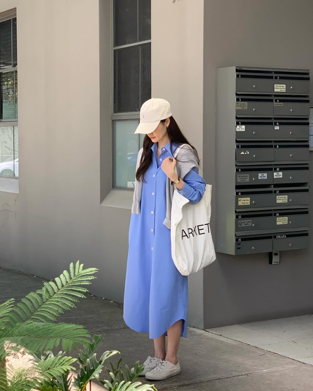 Hãy tham khảo công thức mix giữa váy sơ mi màu xanh pastel, giày sneaker trắng, túi vải tote và mũ lưỡi trai đã tạo nên bộ Shbet999 com đăng nhập trẻ trung, năng động, ai cũng có thể chinh phục được.    