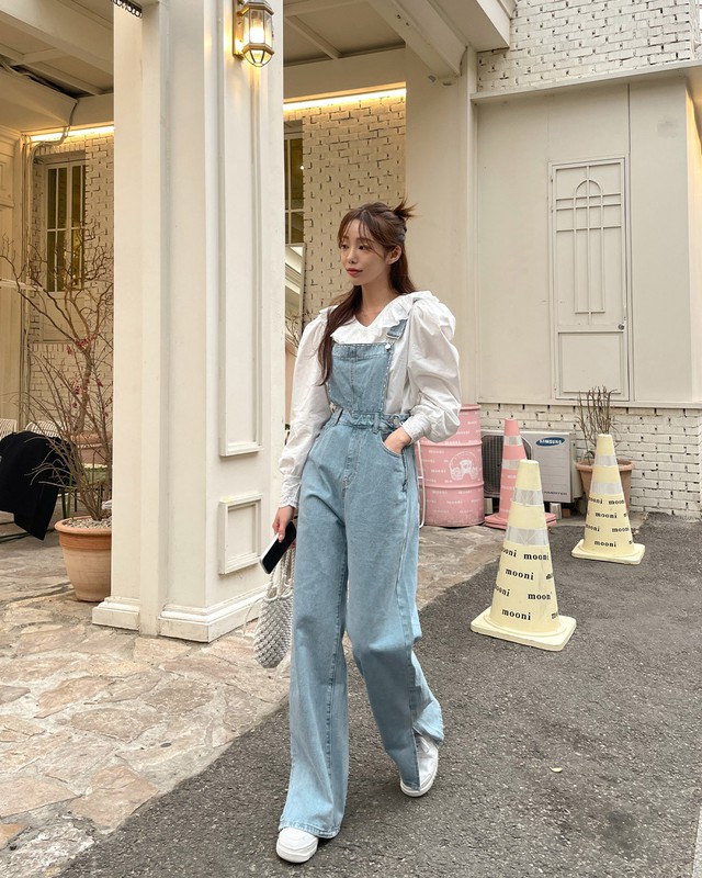 Công thức áo blouse trắng và quần yếm denim mang đến cho người diện nét ngọt ngào, nữ tính. Thêm đôi sneaker trắng thêm phần hack tuổi. Muốn phong cách mùa xuân - hè thêm mới mẻ, ấn tượng, các nàng đừng bỏ qua công thức trên nhé.     