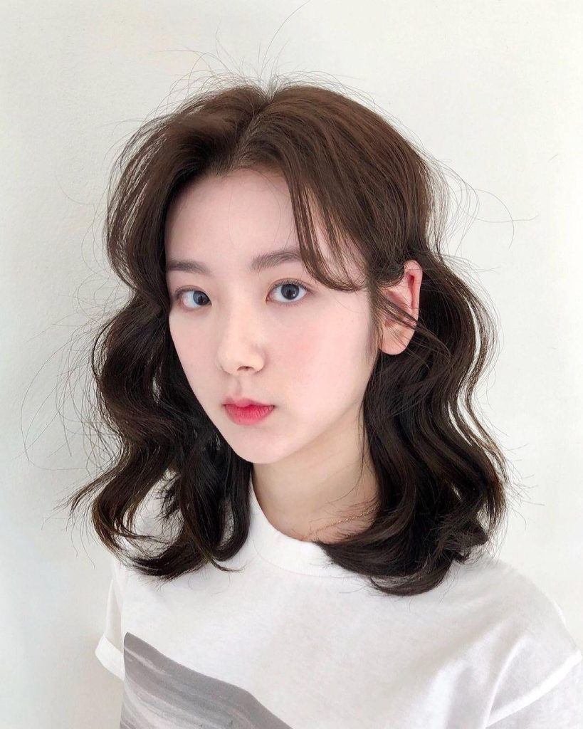 Uốn sóng tạo sự nữ tính cho gương mặt.