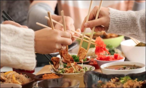Bên cạnh đó thì họ cũng hiếm khi uống rượu và có xu hướng kiêng uống đồ có ga. (ảnh minh họa)
