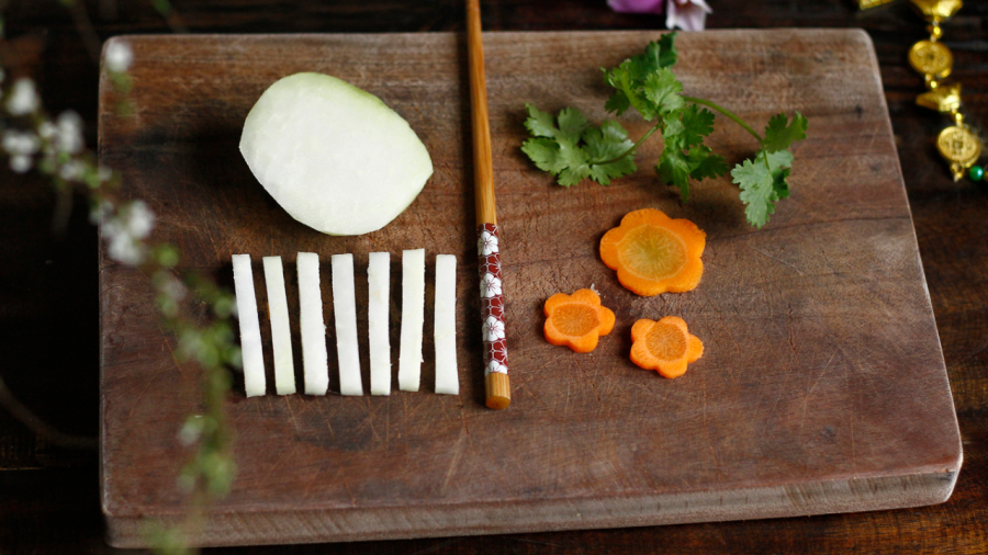 Cắt kiểu que đũa (hoặc còn gọi là cắt hình que) là phương pháp thái củ quả với độ rộng tương đương với đầu của một chiếc đũa