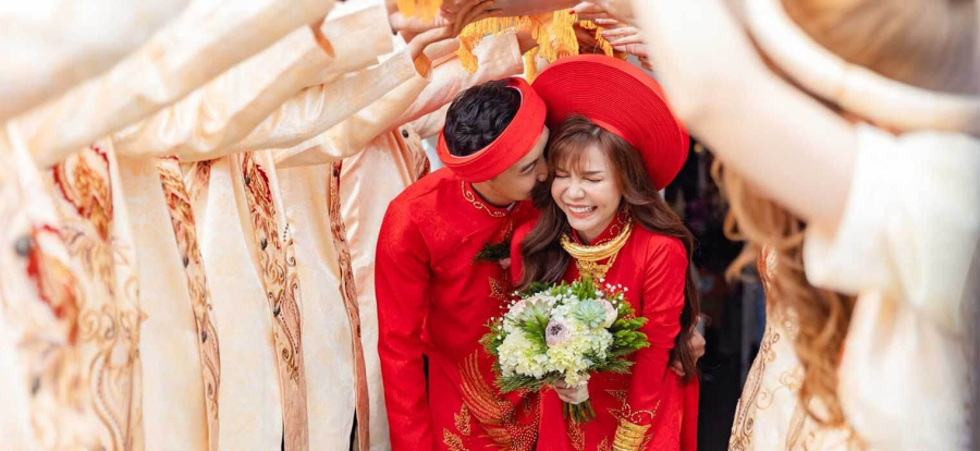 Một trong những điều khiến đàn ông lo sợ nhất là phụ nữ quá ghen tuông, luôn thể hiện sự khó chịu, tức giận khi chồng tiếp xúc với người khác giới. 