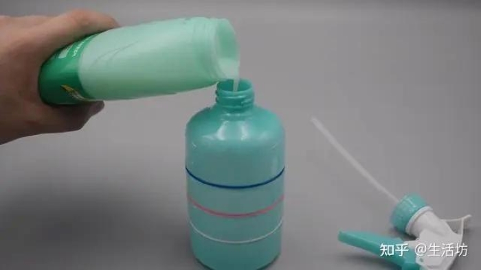 Đổ một ít nước xả vải và giấm trắng vào bình xịt.