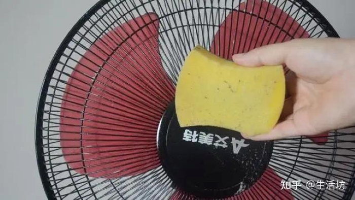 Dùng miếng cọ rửa để lau phần lưới tản nhiệt của quạt.