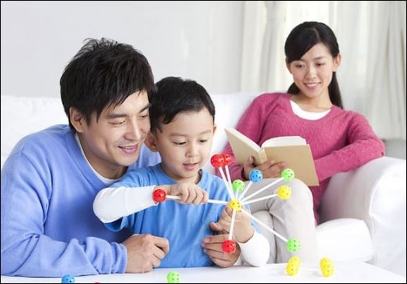 Cha mẹ không thích kết bạn, giao lưu với mọi người sẽ khiến vòng tròn hiểu biết và mối quan hệ trở nên bó hẹp.  (ảnh minh họa)