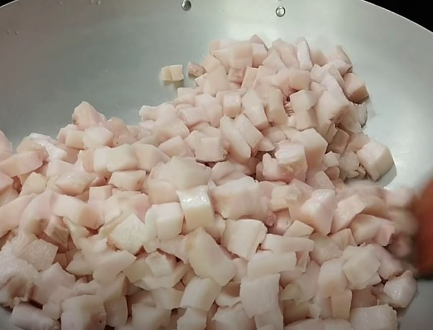 Khi chiên tóp mỡ, bạn hãy cho thêm khoảng một bát nước.