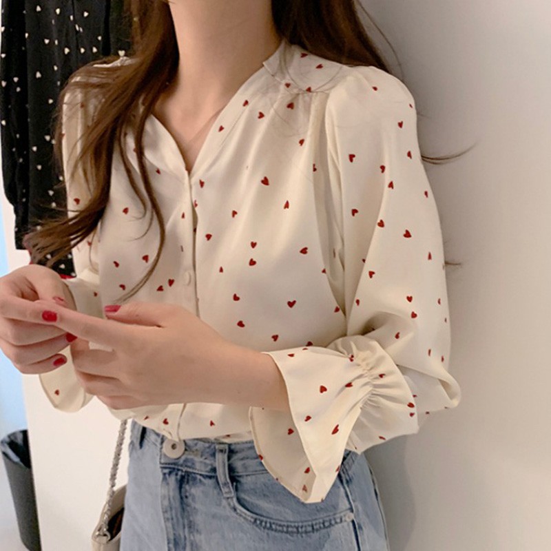 Để tăng thêm nữ tính, bạn có thể chọn kiểu áo blouse trơn màu, hoạ tiết hoa nhí,.... 