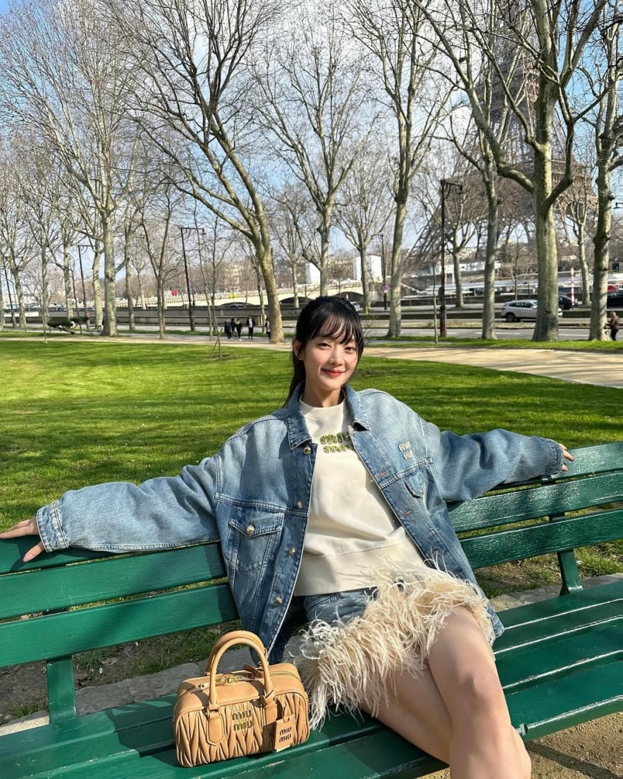 Minnie (G-Idle) gây sốt với chiếc váy jeans có viền lông vũ kết hợp với áo khoác denim oversized.    