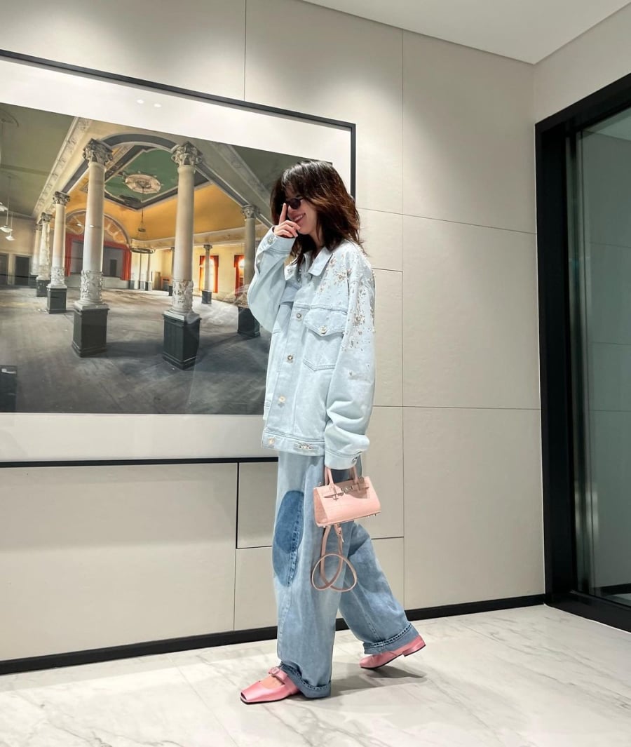 Còn Han Hyo-joo bắt kịp xu hướng với áo khoác jeans oversized đính ngọc trai ở vai và cánh tay. Ở đây cô kết hợp cùng dáng quần jeans rộng rãi. Người đẹp còn khiến giới mộ điệu không thể rời mắt khi mang theo một chiếc túi mini màu hồng xinh xắn và phối giày Mary Jane đầy điệu nghệ.     