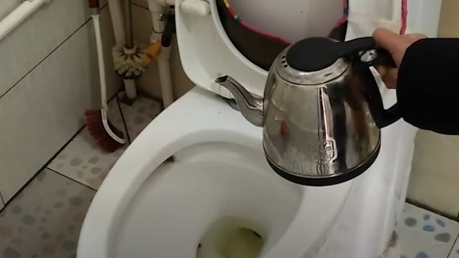 Khi nhận phòng khách sạn, nên đun sôi ấm nước rồi đổ vào bồn cầu.