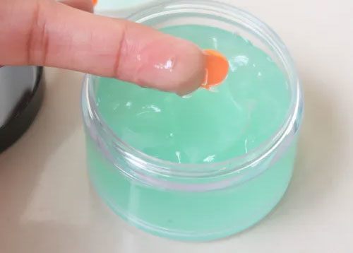 Gel dưỡng da giúp da căng mịn.