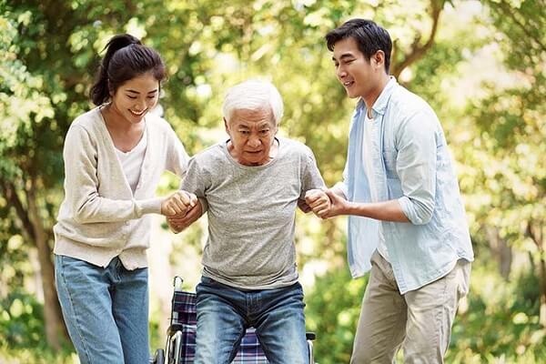 Nhiều người cao tuổi đã dày công lao động suốt cuộc đời để tích luỹ tài sản và tiền bạc. 