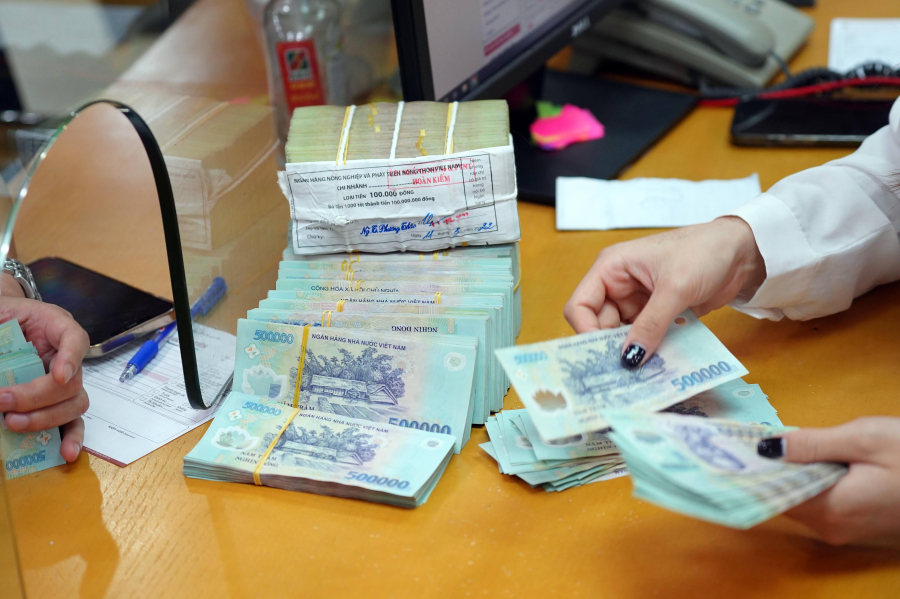 Gửi tiền tiết kiệm sẽ đảm bảo số tiền an toàn, không rủi ro như khi đầu tư, trong khi đó, hàng tháng bạn vẫn nhận được lãi trả về.    