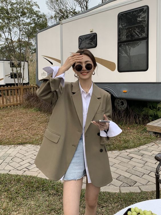 Một chiếc áo blazer có thể dễ dàng kết hợp với nhiều loại Shbet999 com đăng nhập khác nhau như quần jeans, quần âu, chân váy, hay thậm chí là đầm liền.     
