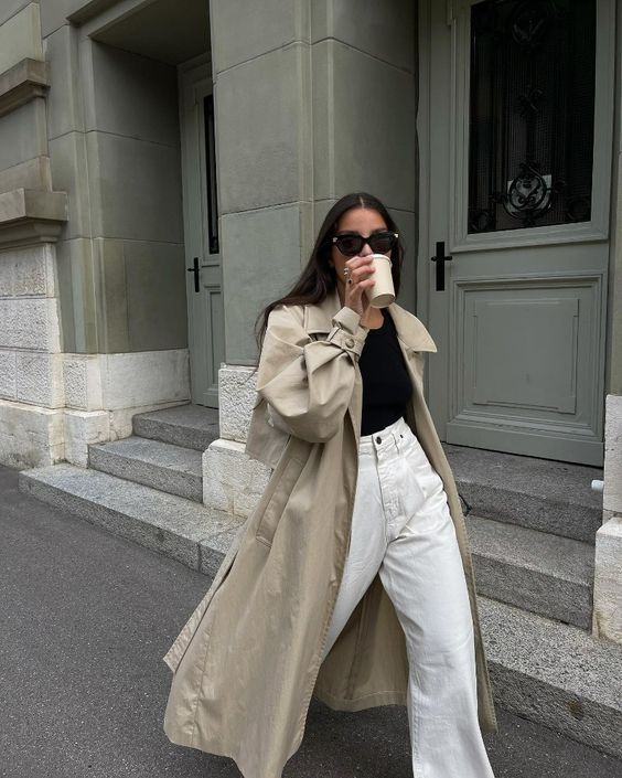 Kiểu áo này thường có màu đen/beige, nhưng ngày nay, mẫu mã đã đa dạng hơn với nhiều màu sắc và chất liệu, từ cotton, lụa cho đến len và nỉ, phù hợp với mọi dịp và sở thích.