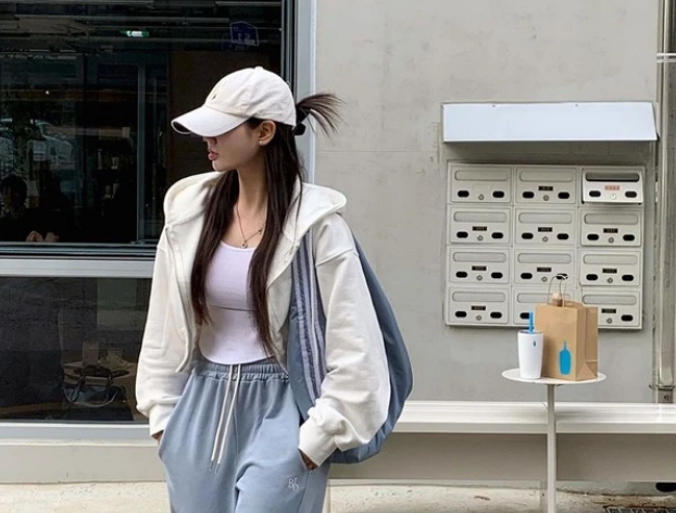 Mũ bóng chày và đồ thể thao rất 