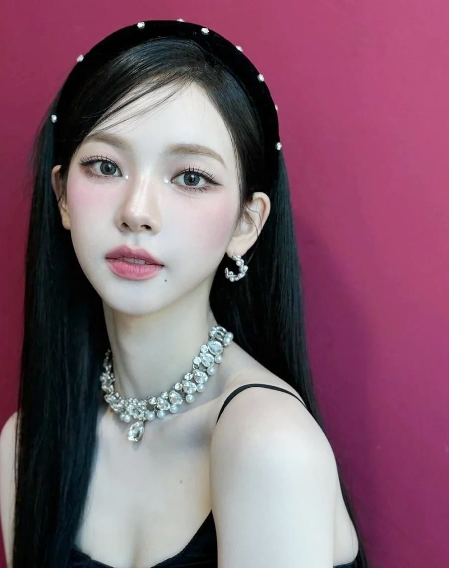 Tóc mái chéo tăng hiệu quả thu gọn gương mặt.