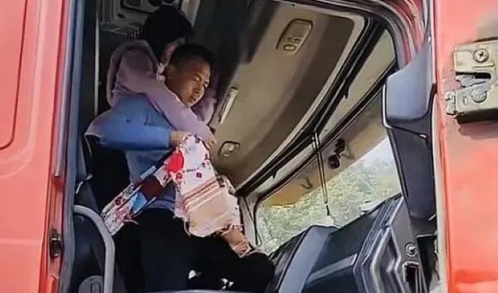 Anh Nie ngày ngày đưa vợ lên chiếc xe tải đi làm. (Ảnh The Paper)
