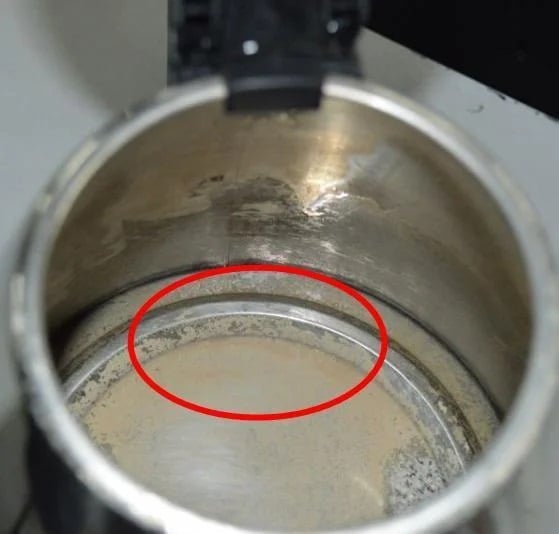 Ấm siêu tốc bám cặn bẩn