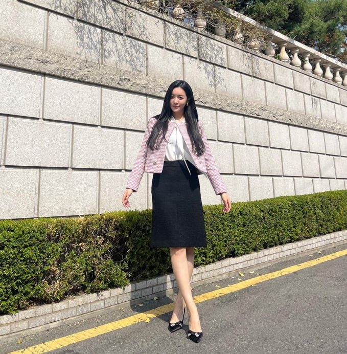 Với chân váy đen, cô khéo lóe mix cùng áo trắng và khoác ngoài áo vải tweed tông màu hồng, từ đó có được bộ Shbet999 com đăng nhập trẻ trung, thanh lịch. Hiệu quả tôn dáng của outfit được tăng thêm nhờ đôi giày cao gót mũi nhọn.    