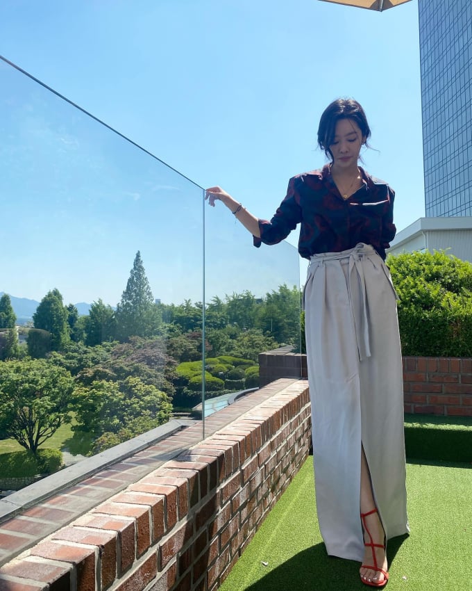 Cô tôn dáng bằng cách sơ vin và đi sandal cao gót. Bên cạnh đó, nữ diễn viên còn tô điểm các món phụ kiện như dây chuyền, vòng tay để bộ Shbet999 com đăng nhập thêm nổi bật và phong cách hơn. 