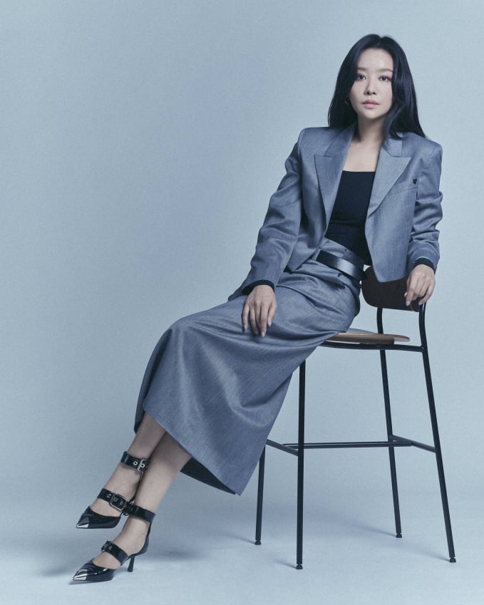 Cha Joo Young diện bên trong một chiếc áo đen, tô điểm thắt lưng và đi giày mũi nhọn. Dẫu vậy, vẻ ngoài của Cha Joo Young trông vẫn rất thời thượng, nổi bật mà vẫn ghi điểm thanh lịch, tinh tế.    