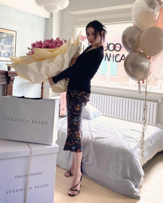 Công thức áo đen và chân váy hoa của Cha Joo Young có sự nổi bật, nữ tính nhưng vẫn hài hòa. Nữ diễn viên đã phát huy tối đa hiệu quả tôn dáng khi chọn giày cao gót.     