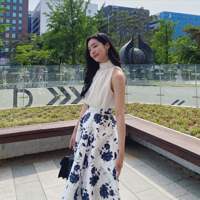 Cha Joo Young ưu tiên áo thiết kế cổ cao rồi kết hợp với chân váy hoa thanh lịch, nữ tính. Sơ vin là thao tác không thể thiếu để nâng tầm bộ Shbet999 com đăng nhập.    