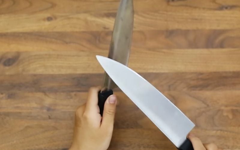 Bạn có thể làm dao sắc hơn bằng cách mài 2 con dao với nhau