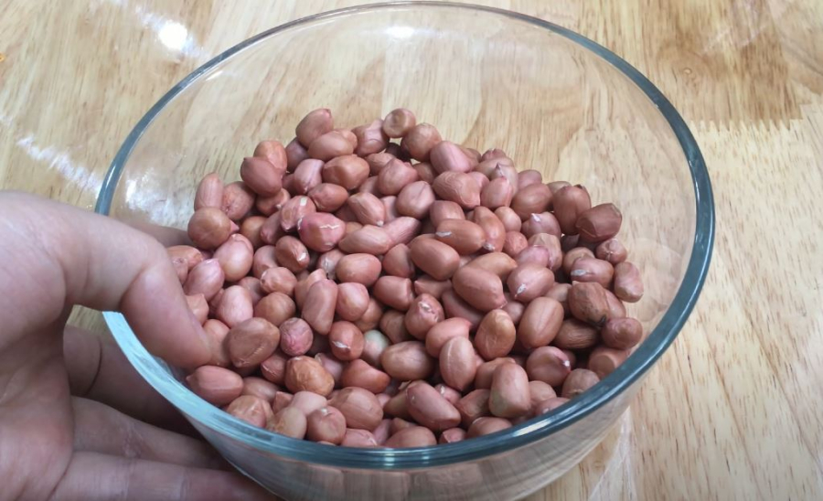 Chọn những hạt lạc có kích thước đều nhau, loại bỏ hạt sâu mọt, mốc hỏng.
