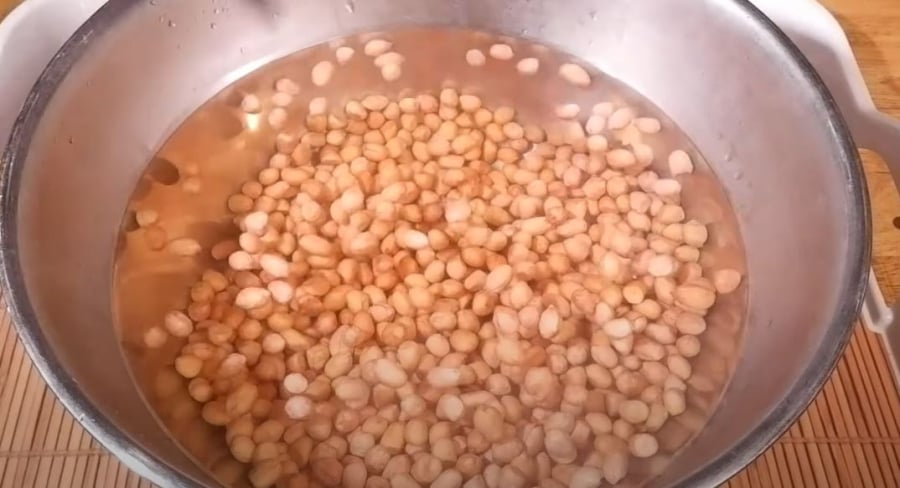 Rửa lạc với nước cho sạch rồi chần nhanh qua nước sôi già.