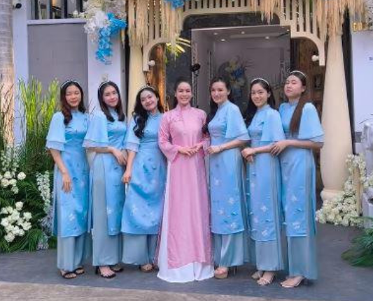 Trên mạng xã hội bỗng lan truyền đoạn video ghi lại hình ảnh nữ diễn viên Nhật Kim Anh mặc áo dài hồng. Bạn của cô cũng chia sẻ hình ảnh hậu trường buổi chụp, kèm theo đó là loạt Shbet111 kèo cá cược world cup kim cương rực rỡ. TikToker Lộc Diêm đăng ảnh cùng người chị thân thiết, kèm dòng chú thích: 