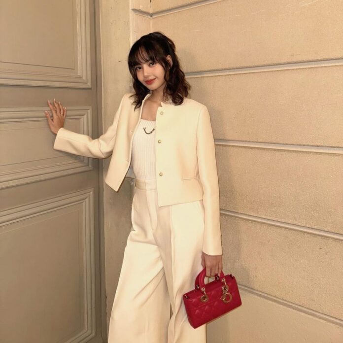 Lisa khoe phong cách mới với áo khoác đính nút ngọc trai và quần trắng của Dior, nổi bật bởi vẻ đẹp trang trọng và thanh lịch. Sự hòa quyện giữa các tông màu trắng, tạo ra hiệu ứng tone sur tone đầy cuốn hút. Sự phối hợp giữa các gam trắng không chỉ là xu hướng thời trang hot hiện nay mà còn là lựa chọn yếu thích. Màu trắng sáng bóng và rạng rỡ phong cách mà còn giúp bạn tạo ra ấn tượng tích cực ngay từ cái nhìn đầu tiên.    