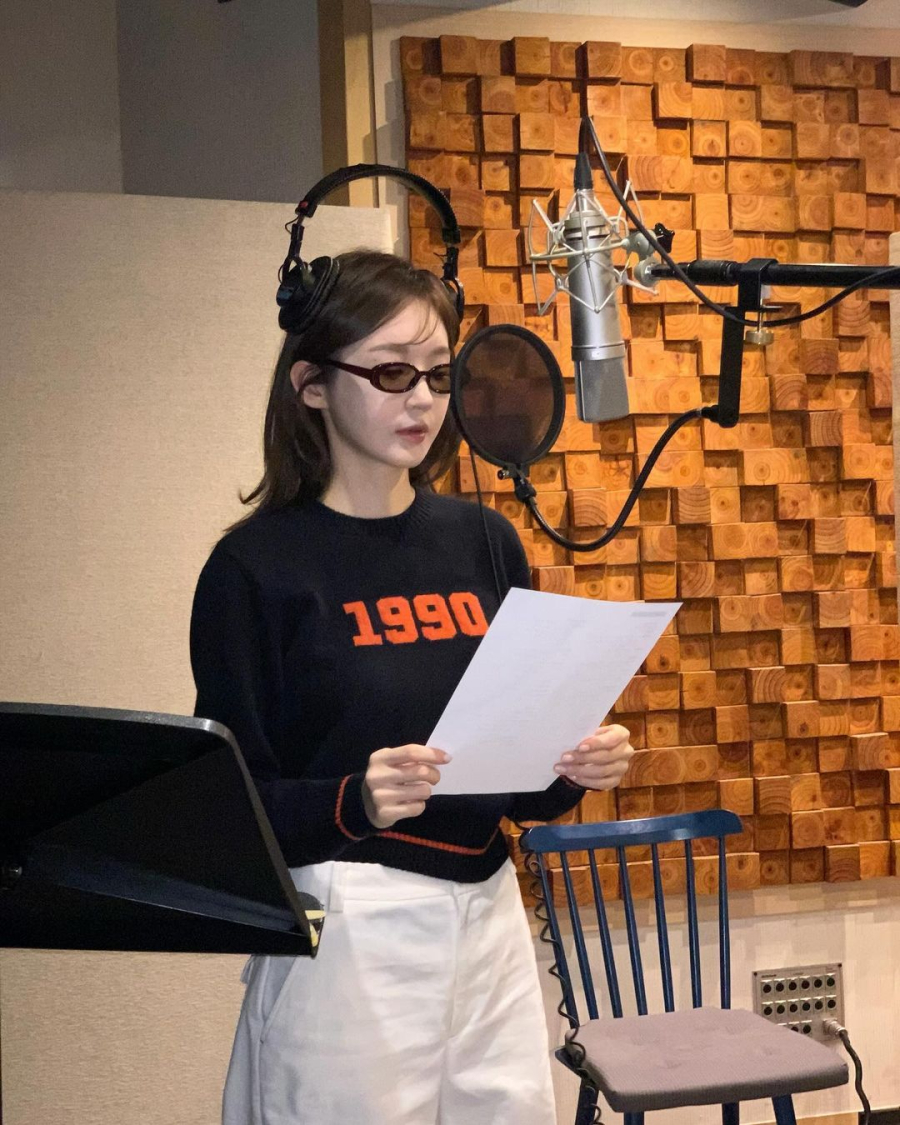 Nữ ca sĩ Kang Min Kyung (trong nhóm nhạc 2 thành viên Davichi) đã biến áo sơ mi đen giản dị và quần denim trắng tạo ra sự hòa quyện. Màu đen mang đến sự sang trọng cho diện mạo của người mặc. Sự phối hợp giữa hai tông màu này không chỉ tạo ra một vẻ đẹp tinh tế mà còn mang lại cảm giác thanh lịch. Nàng có diện tại các sự kiện quan trọng hay thậm chí là trong môi trường học đàng hoàng, vì chúng tỏa sáng với sự lịch lãm.    