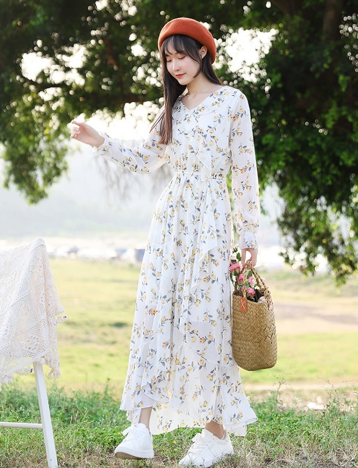 Vì váy hoa đã rất bắt mắt, chị em nên lựa chọn đồ đi cùng đơn giản một chút. 