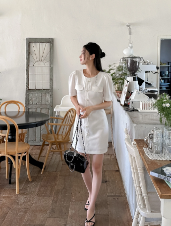 Các nàng hãy tô điểm vòng cổ ngọc trai, dây chuyền vàng, khuyên tai. Cuối cùng, hãy hoàn thiện bộ đồ với các mẫu giày sang xịn mịn, tôn dáng là ổn áp.    