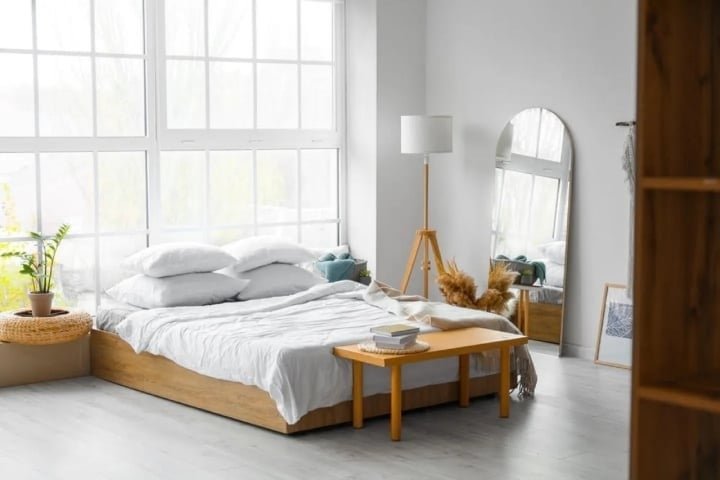 Những người có hệ thần kinh yếu nếu đặt gương chiếu vào giường khi ngủ có thể sẽ dễ bị giật mình.