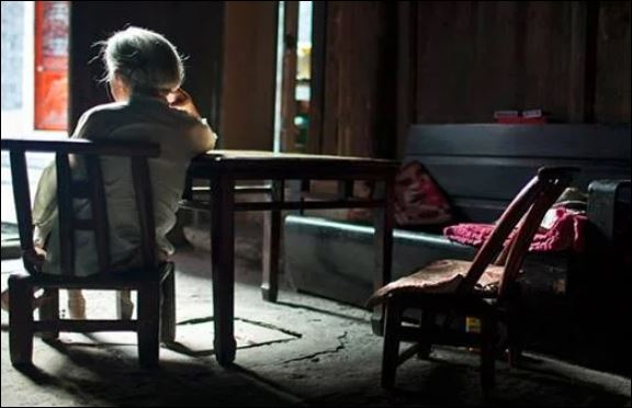 Cha mẹ cũng sẽ già đi, cũng chính là hình dáng của bạn trong tương lai. Con cái của cha mẹ, cũng chính là cha mẹ của con cái bạn. (ảnh minh họa)