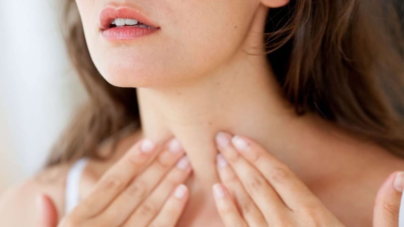 Cổ to không những ảnh hưởng đến ngoại hình mà còn có thể là dấu hiệu của vấn đề sức khỏe nghiêm trọng