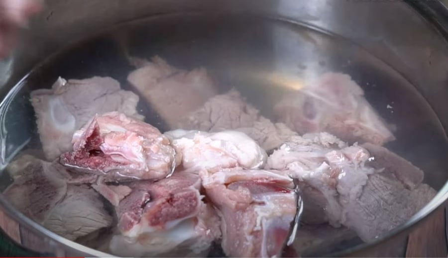 Rửa và chần xương qua nước sôi để khử mùi hôi.