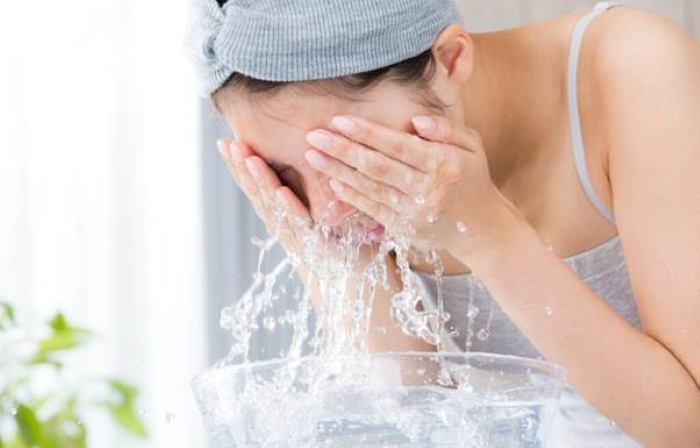 Làm sạch da mỗi ngày là điều cần thiết để loại bỏ mụn đầu đen