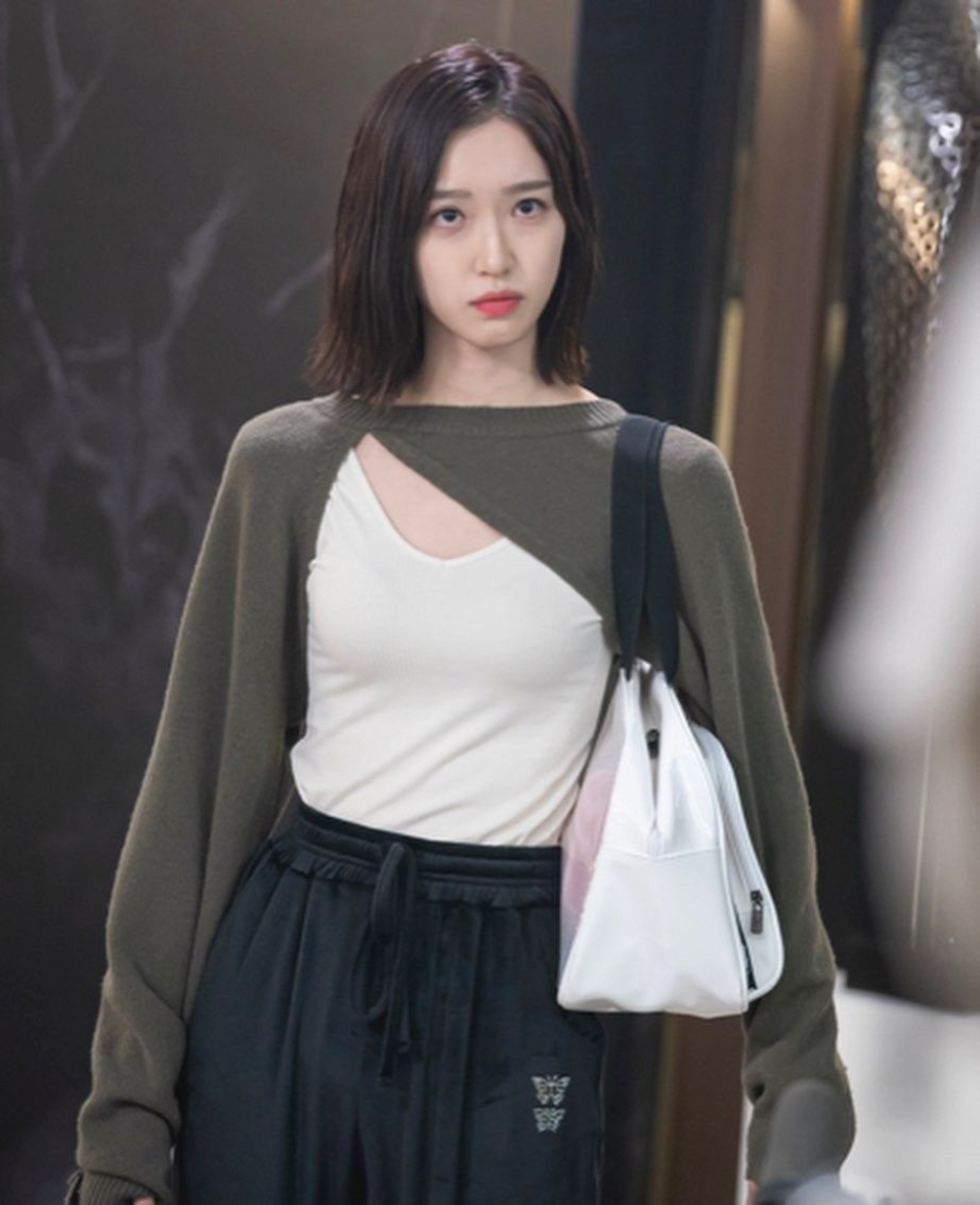 Cô nàng cực kỳ cá tính với các bộ cánh bắt mắt.