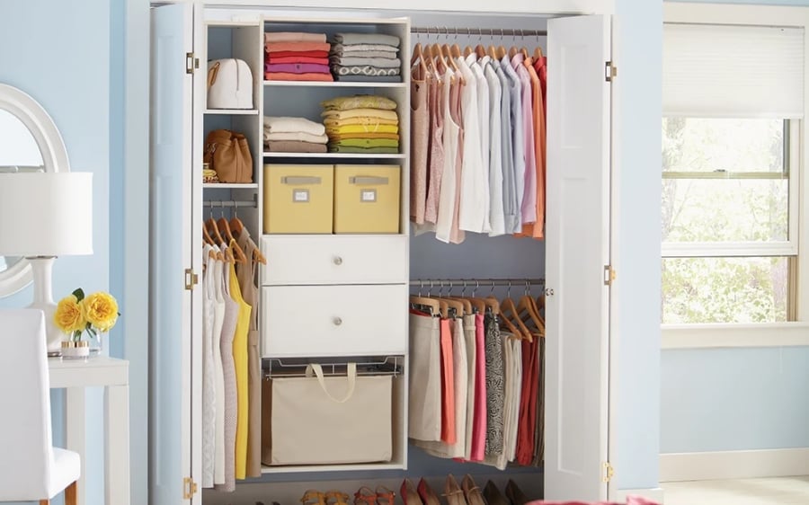 Việc khai thác các khoảng trống trên cao và dưới thấp của kệ treo quần áo giúp bạn chứa được nhiều đồ hơn