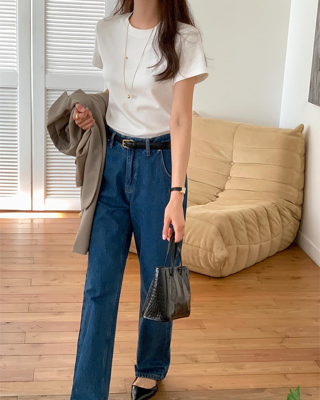 Áo thun trắng và quần jeans xanh sẽ giúp nhân đôi hiệu quả 